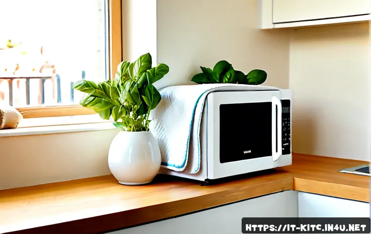 다목적 전자레인지 커버 추천 - Photorealistic Italian home kitchen, a clean white multifunction microwave cover with padded heat-re...